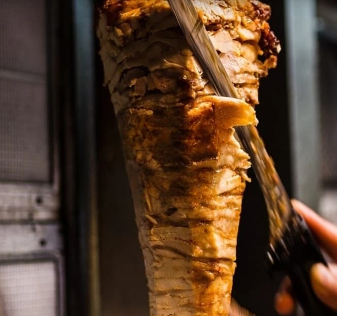 Pizzabakning i Örby Pizzerias kök